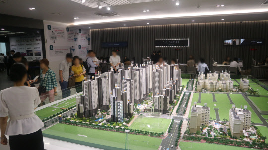 올해 첫 후분양단지이자 경기도 과천에서 가장 비싼 가격에 분양되는 과천주공1단지 재건축 단지 '과천푸르지오써밋'이 1순위 당해지역 접수에서 일반분양물량의 절반도 채 채우지 못한 가운데, 과천지역 특성상 1순위 기타지역에서 흥행몰이를 할 수 있을지 관심이 쏠리고 있다. 사진은 과천푸르지오써밋 견본주택의 모습. <이상현 기자>